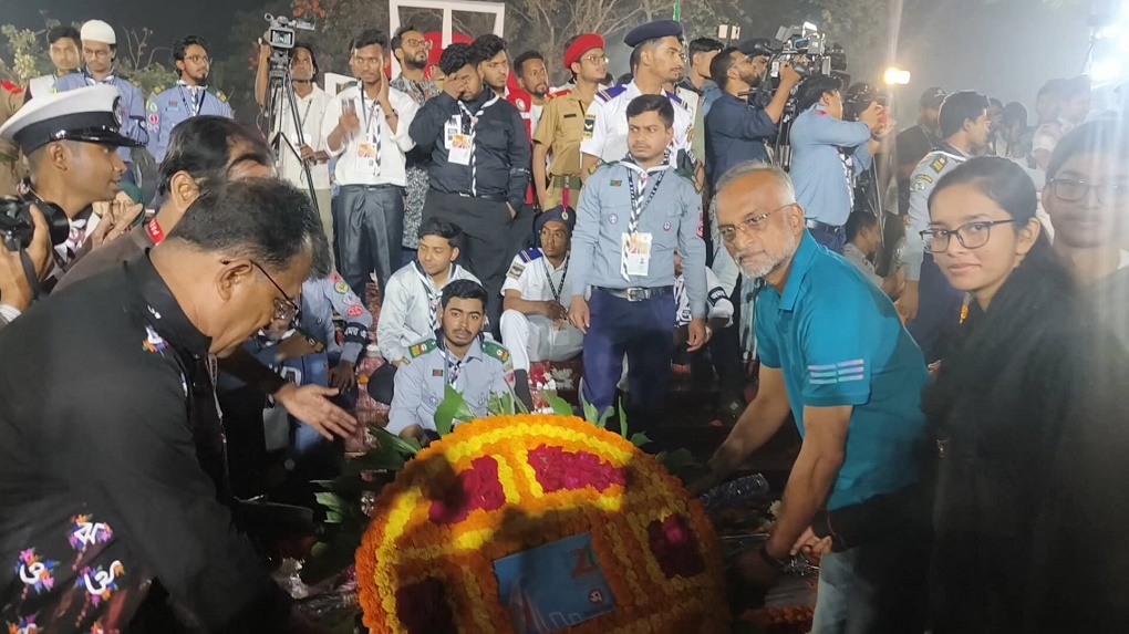 শহীদ মিনারে ফুল দিয়ে শ্রদ্ধা জানান খালেদ সাইফুল্লাহ ভিপি সোহেল